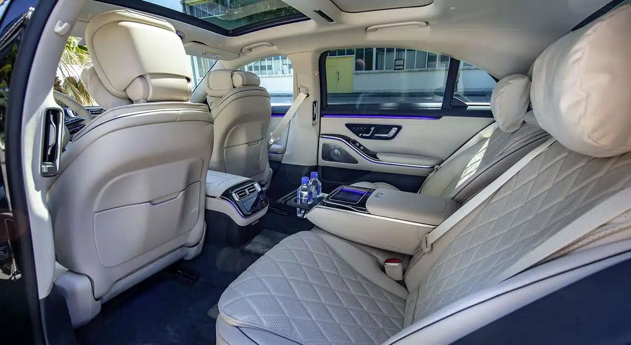 Habitacle cuir de la Mercedes Classe S, banquette arrière et toit ouvrant panoramique.